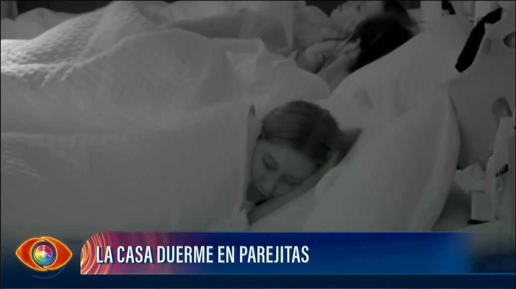 Agustina durmiendo rodeada de todas parejas de GH 😅😅 #GranHermanoUY