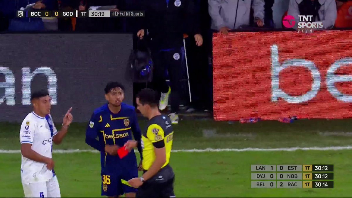 El día que Boca se jugaba ante Godoy Cruz la clasificación a playoffs de la Copa de la Liga 2024, Rey Hilfer expulsó bien a Medina a la media hora por estas dos amarillas. Toda una muestra de personalidad en la Bombonera. Personalidad que hoy en Córdoba brilló por su ausencia al calor de las violentas faltas de Fernando Alarcón y Matías Gallardo, que terminaron solamente con sendas y tardías amarillas. Errores importantes que se suman a la inexistente falta de Braida previa al 0-1 y a las dos claras faltas de Mosevich a Pellegrino en los dos goles de Instituto, con Yamil Possi avalando ambas acciones desde el VAR. Demasiado.