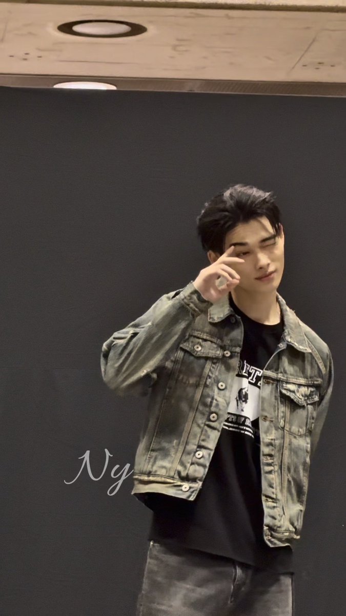 NI-KI TODAY! DAMN HE LOOKS SO GOOD 😭
