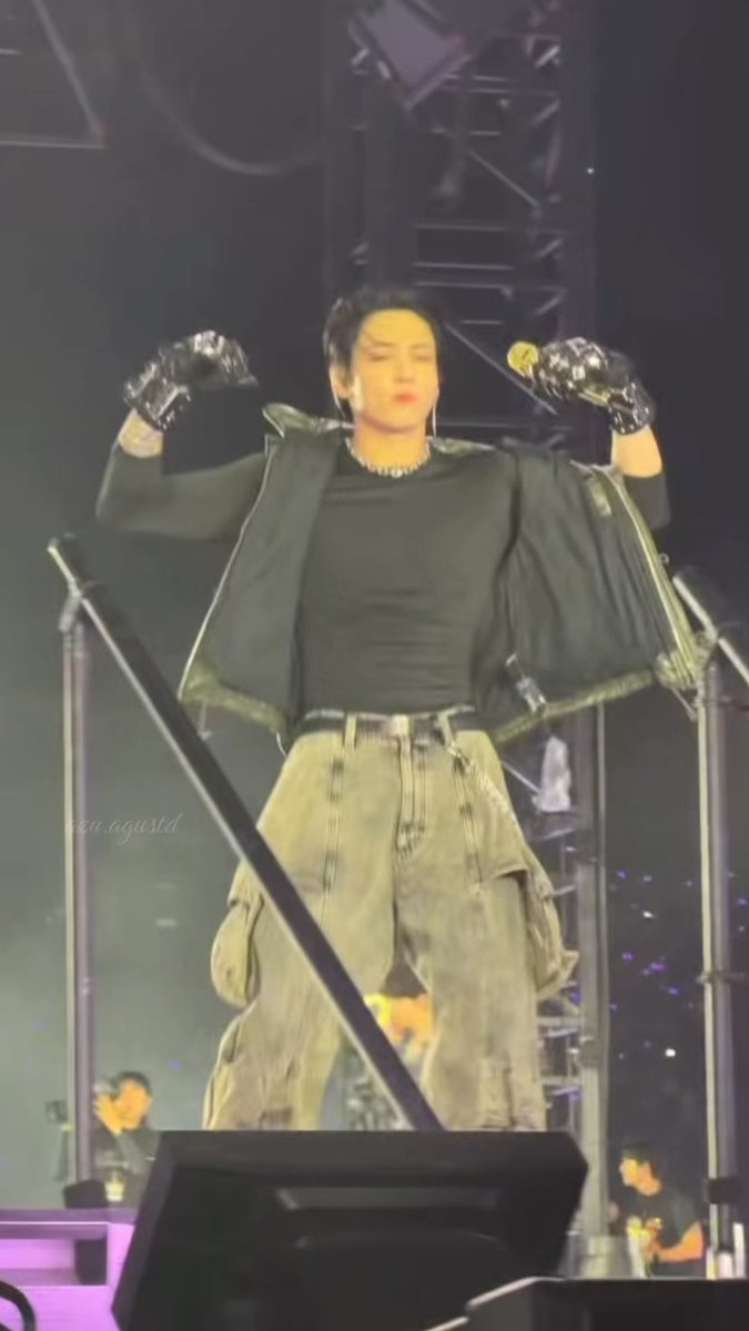 JEON JUNGKOOK WTF HES HUGE AND THE KISSES AT THE END ?!?! 😵💫😵💫🫠🫠🔥🔥