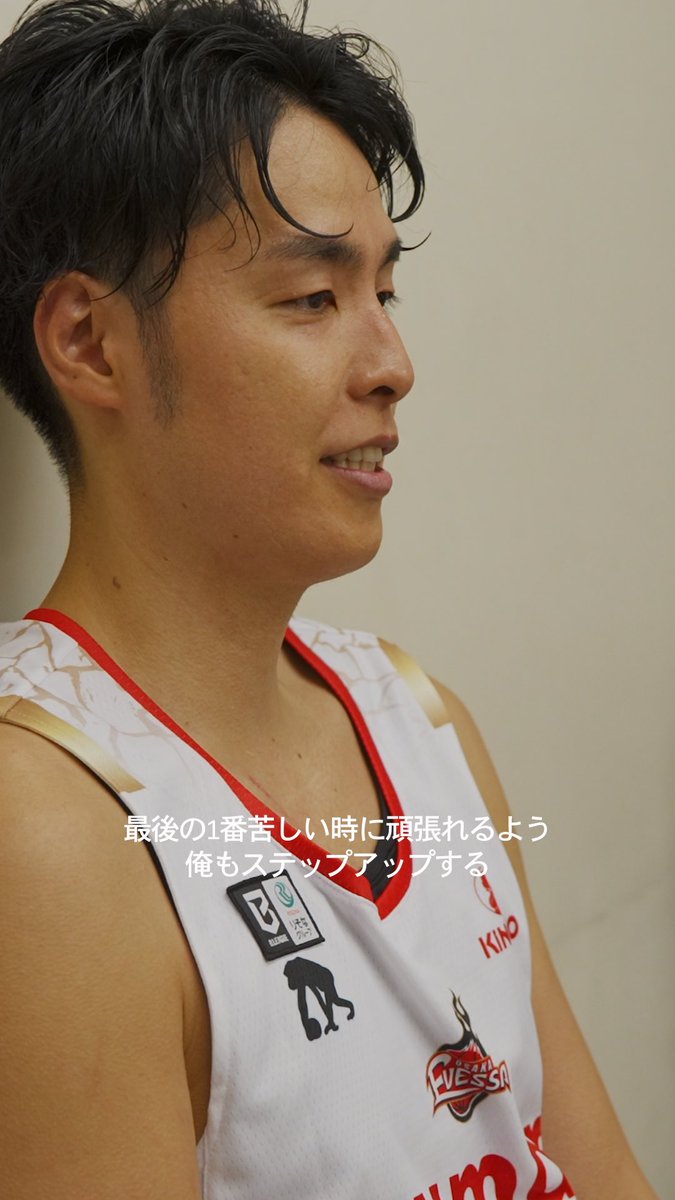 最大24点のビハインドを3点差まで縮める、 凄まじい追い上げを見せた後半。あと一歩、勝利には届かなかったものの、チームがタフな状況でも掴んだ"この感触"。 試合後のロッカールームでは、必ず次戦に繋がるポジティブな空気が流れていました。 そして、大黒柱 #竹内譲次 選手も手を挙げ、 自らの反省と、掴んだ"この感じ"を忘れないよう、この試合を戦ったメンバーの健闘を讃えました。 厳しい戦いが続く中、アウェーの地に駆けつけてくださったヴェッサーの皆さま、配信から熱いエールを送ってくださった皆さま、本当にありがとうございました。 次戦は週明け10/12(月)にホームで #アルバルク東京 を迎えます。引き続き熱い応援をよろしくお願いします🤝 #大阪エヴェッサ #OSAKASOUL