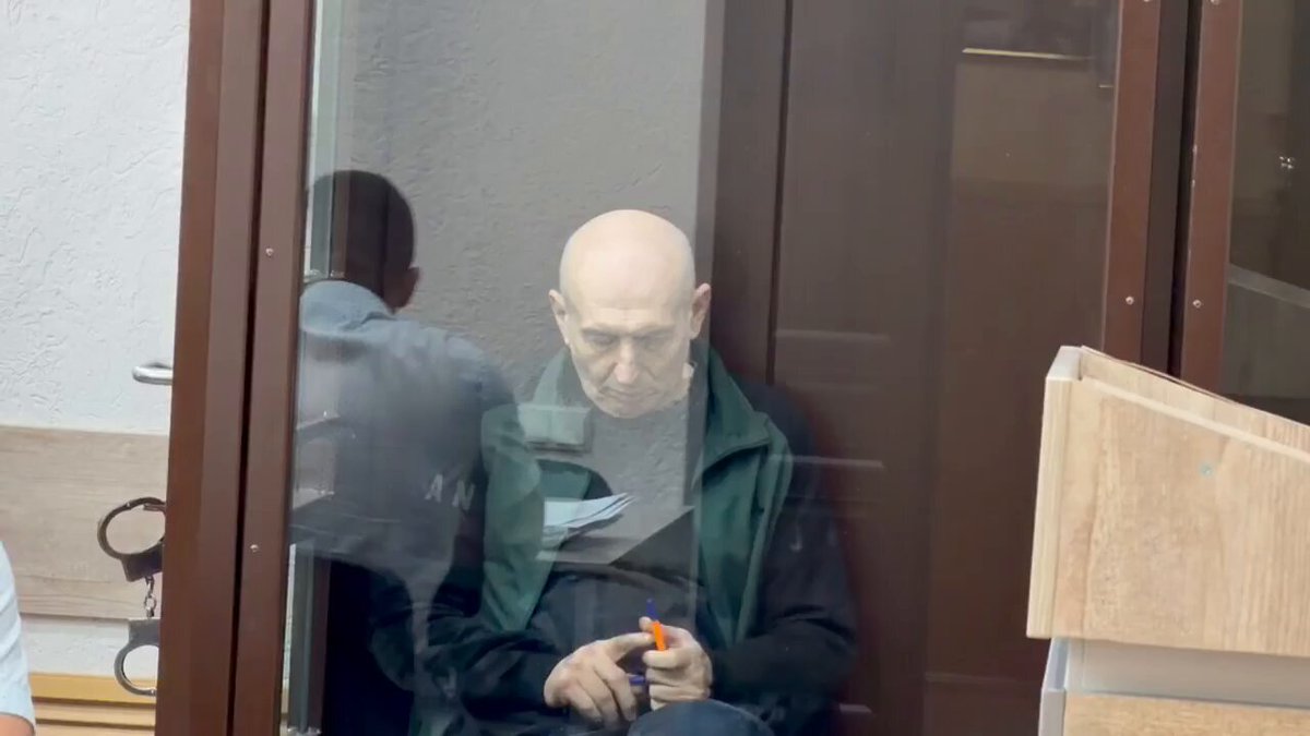 Це Сергій Ілечко – мешканець окупованого Росією міста Стаханов (Кадіївка) на Луганщині. З 2017 року він допомагав Україні, передаючи розвідувальну інформацію та співпрацюючи з ГУР і СБУ Російська окупаційна влада засудила Сергія до 12 років і 2 місяців ув’язнення. Зараз йому 62 роки. З огляду на умови утримання в російських в’язницях, немає жодної впевненості, що він дочекається звільнення Про таких людей важливо говорити й привертати до них увагу – щоб у них залишався бодай примарний шанс потрапити до списків на обмін і повернутися додому