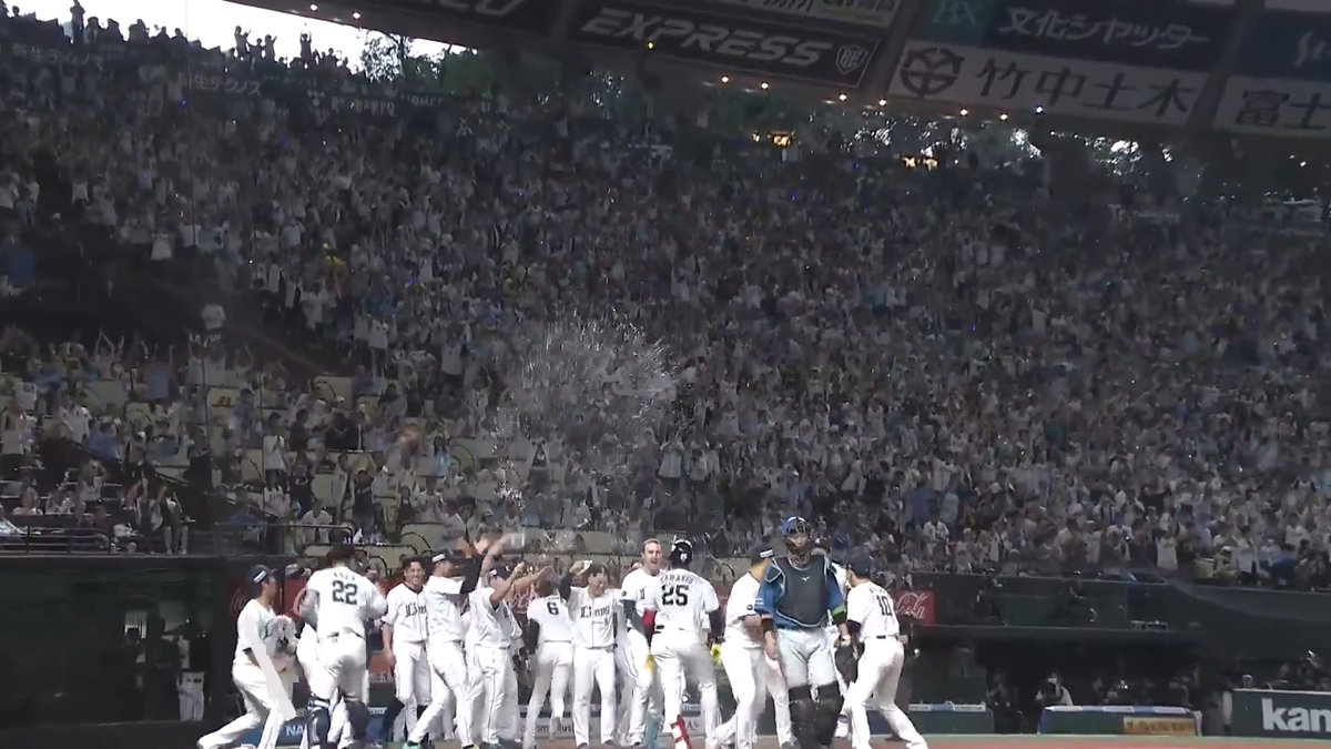 #カナリオ 選手のサヨナラホームランをプレーバック！ 初球を完璧に捉え、歓喜の一発をレフトスタンドへ突き刺しました！ #seibulions #圧倒的至近距離 #パーソルCSパ