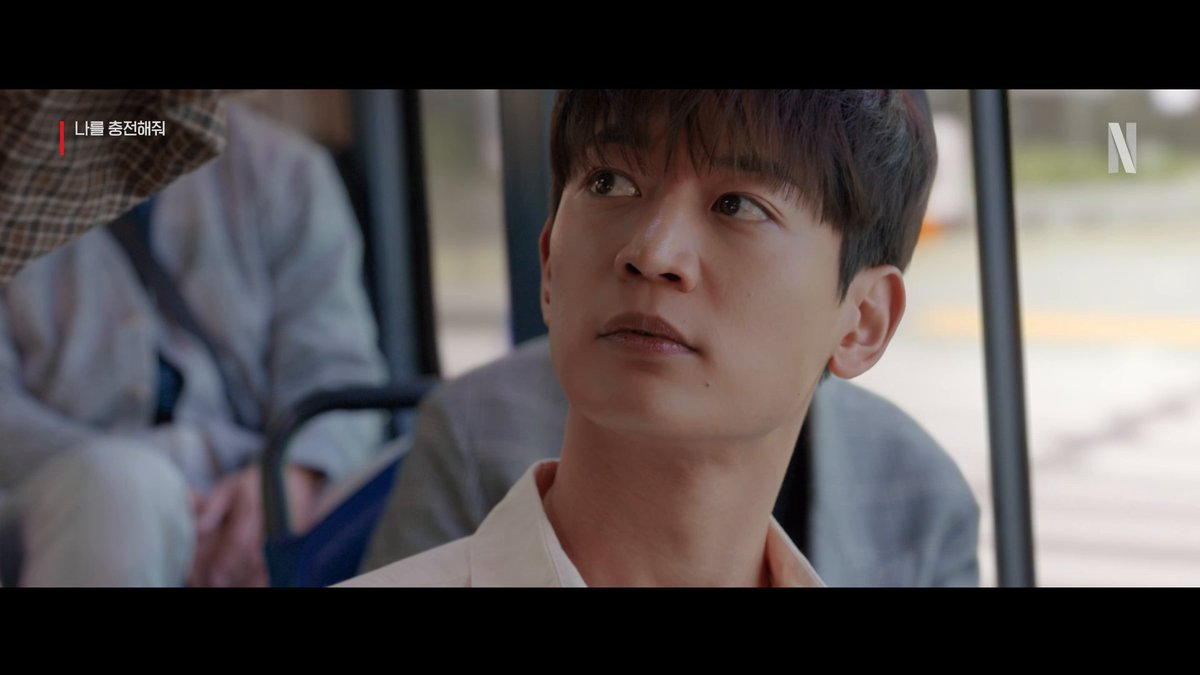 버스에서 만난 보기 드물게 잘생긴 남자 찌릿 짜릿한 충전 빙자 로맨틱 코미디 <나를 충전해줘>, 절찬 스트리밍 중. 오직 넷플릭스에서.