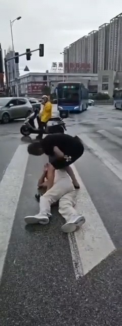 至少有80亿没看过东北人现场打架 激将法求锤得锤 这战力咋样