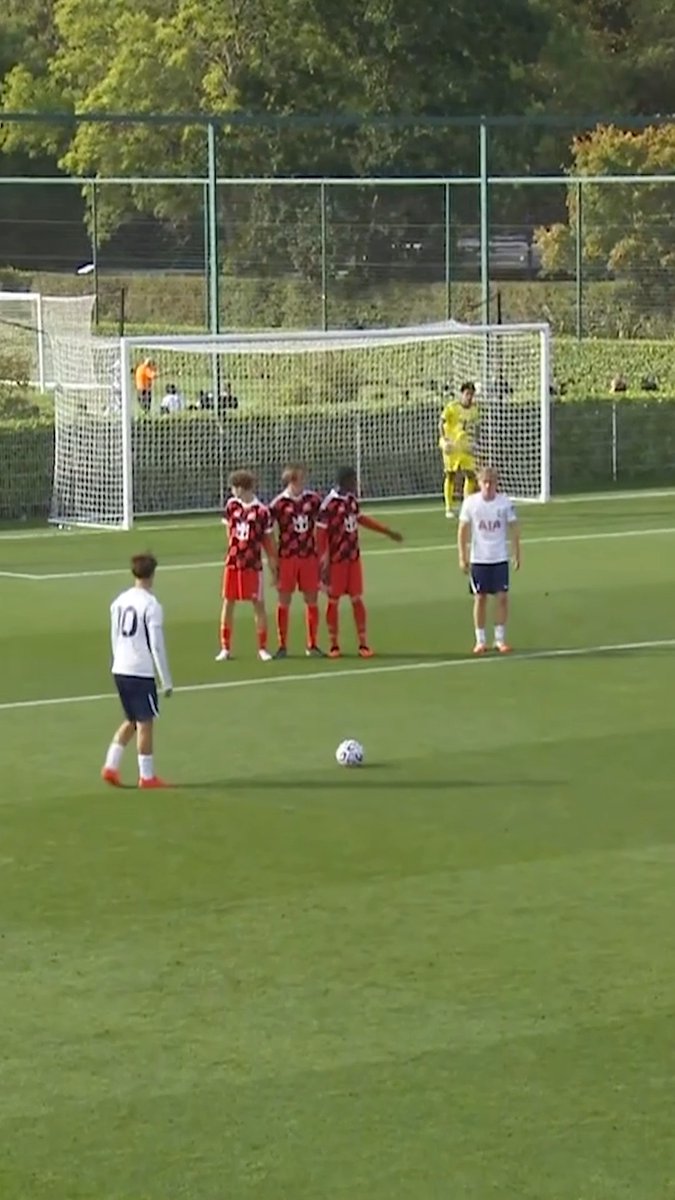Armend Muslika curls in an epic free-kick, scoring his second of the game and increasing our Under-18s' lead over Fulham to 3-1 ☄️ Watch on SPURSPLAY ⤵️ 📺