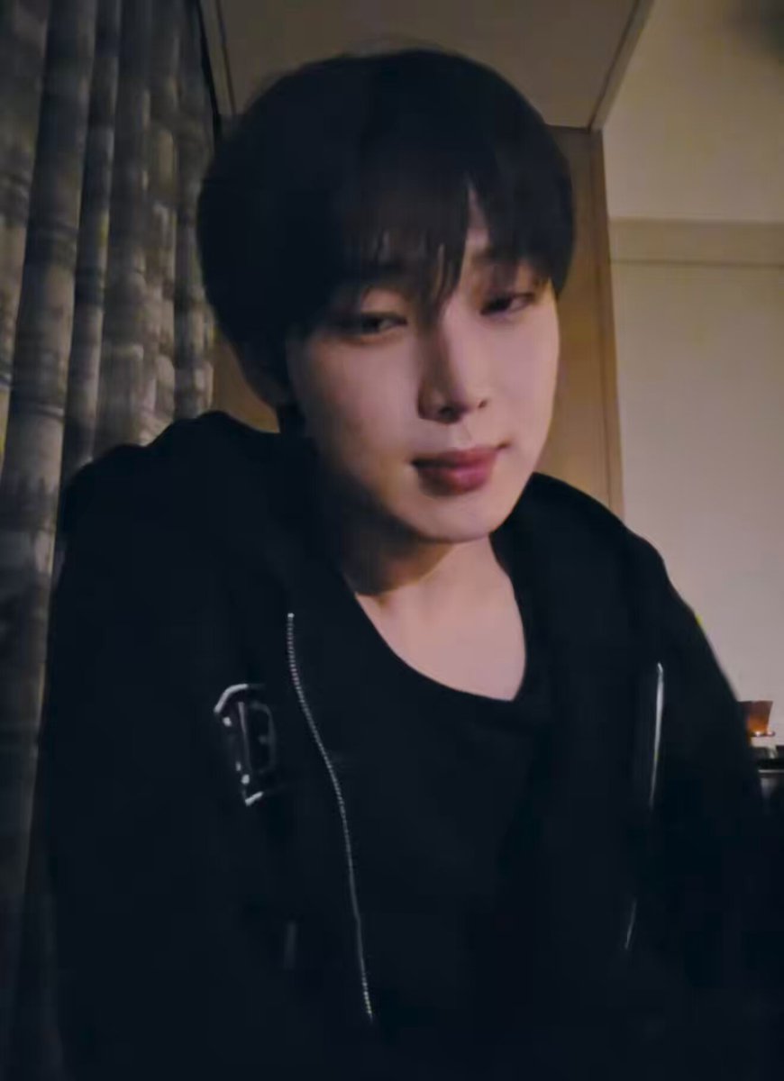 OFC JUNGWON FINDING SMALL DETAILS ABOUT SUNOO🥺 🦊Like earlier, after eating I went, "Ah~," right? Jungwon was just telling me yesterday that whenever I eat something delicious or get a bit full after a meal, I apparently let out a sigh like, "Ah~." He said I do something like that and I didn't know🤣 But look, even just now, I really did it. I was so surprised. Well, anyway, that's what he said😅