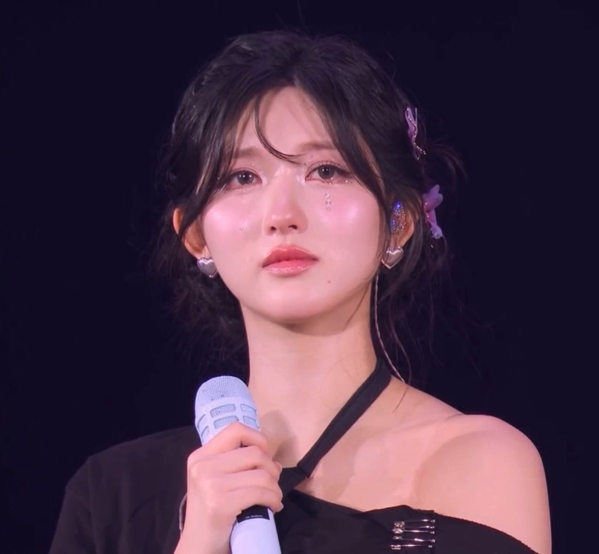 1년 동안 투어를 하면서 처음 이야기하는 거지만 많은 활동과 컴백 준비들과 이런 준비들을 하면서 굉장히 힘들었던 적도 있어요. 저는 이 꿈을 너무나 사랑하고 정말 좋은 모습을,잘하는 모습을 보여드리고 싶은데 뭔가 뜻대로 되지 않고 늘 제자리에 머무는거 같아서 '나는 노력해도 안되는 사람인가?' 이렇게 생각하기도 했거든요. 그런데 이렇게 투어를 통해서 다이브를 만나면서 늘 함께 묵묵히 곁에 있어주고 실수해도 마음에 담아두지 않고 그냥 저를 있는 그대로 사랑해주셔서 제가 이 투어를 통해서 큰 깨달음을 얻고 성장할 수 있는 계기가 된 것 같아서 너무너무 감사해요.
