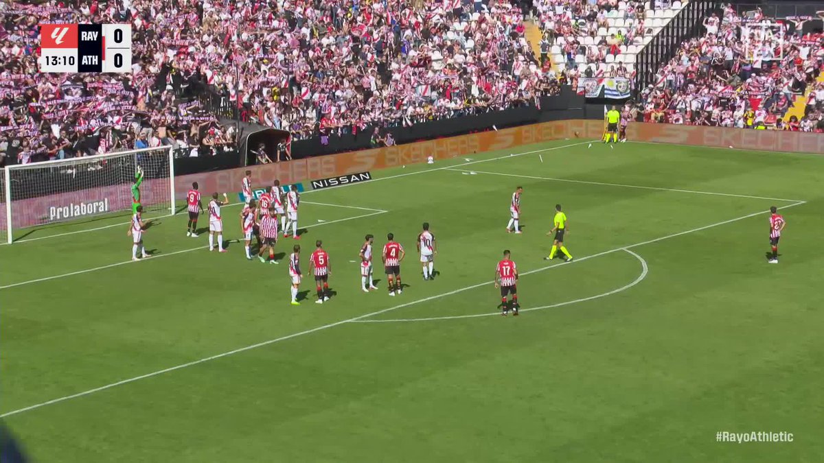 ¡SE PARA EL PARTIDO EN VALLECAS POR EL LANZAMIENTO DE AVIONES DE PAPEL Y PELOTAS DE GOMA! #LALIGAenDAZN ⚽