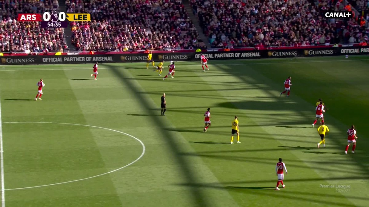 LEEDS FAIT PLIER ARSENAL 🤯 Les Gunners sont menés à domicile à une demi-heure du coup de sifflet final 😬 #ARSLEE | #PremierLeague