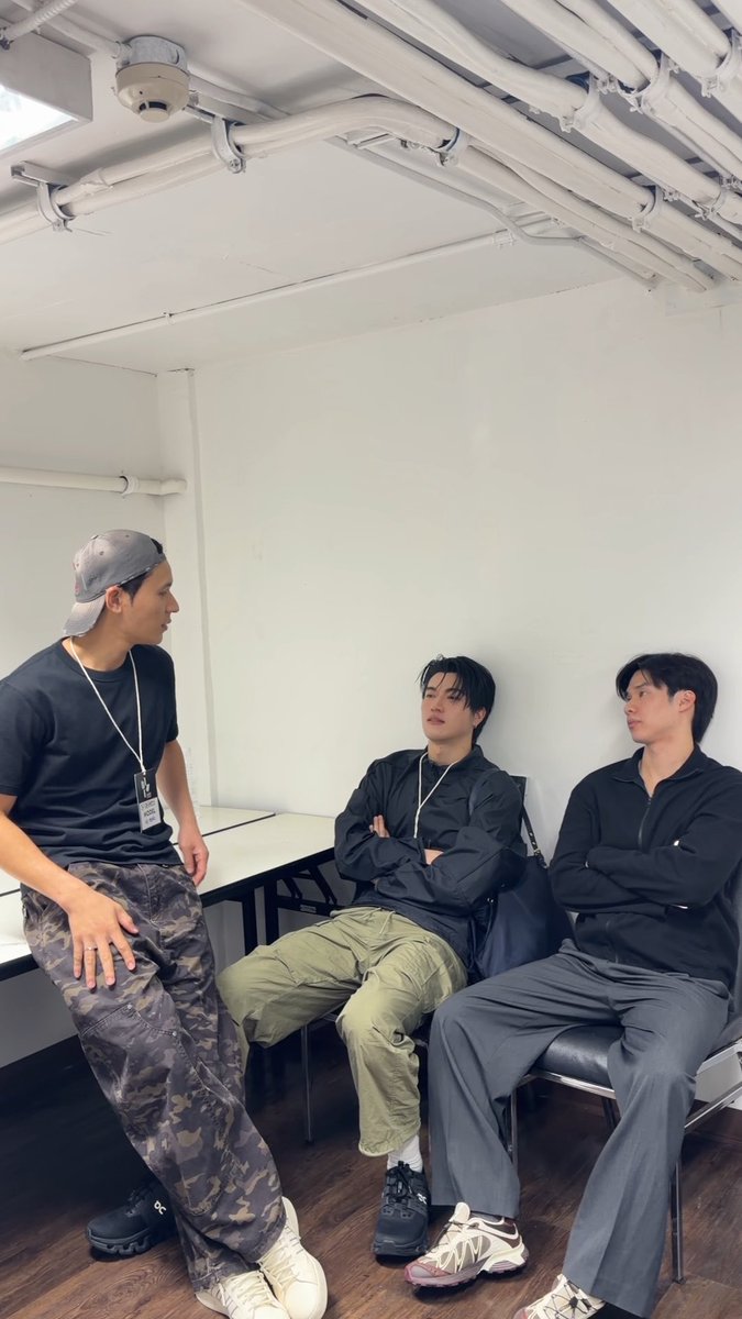 นายแบบหนุ่มชื่อย่ออจ นั่งสะพายกระเป๋าอยู่อย่างนี้ตั้งแต่ป้ามาถึง บอกว่างานทางนู้นจบแล้วก็ไม่วางนะ อาการหนัก ล่าสุดเพื่อนๆรุมปลอบ (ล้อ) #innjkrsn #pearlpooo #peakpeemapol
