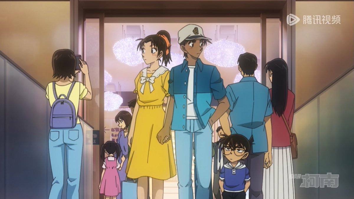 平次と和葉は、告白が成功したばかりで、まだ少し照れくさくてぎこちないけれど、それでも勇気を出して手をつないで一緒に歩いている。 みんなの表情がとても可愛いですね。 #名探偵コナン