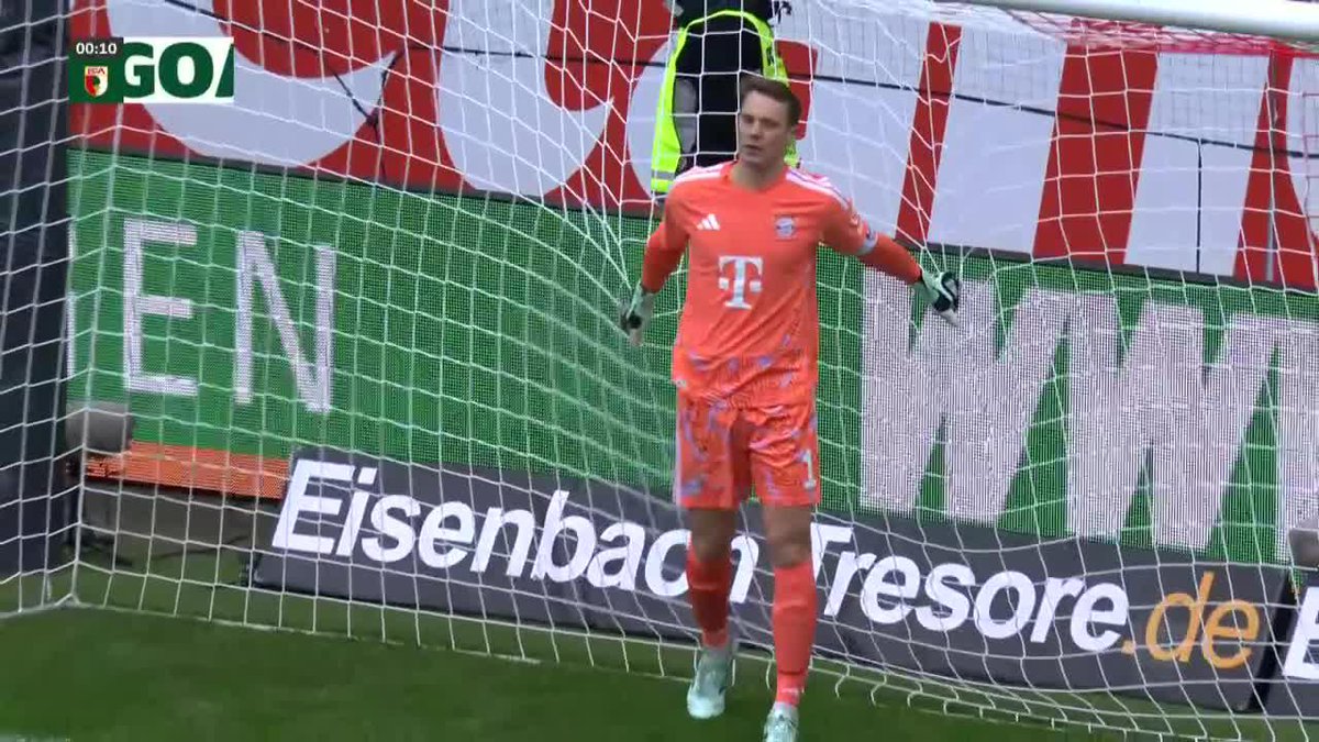 ¡NO PUEDE SER, NEUER! El legendario arquero alemán protagonizó un insólito error justo después del PITAZO INICIAL y todo terminó en gol de Augsburgo en la fecha 5 de la #Bundesliga. 📺 Mirá la #Bundesliga por ESPN en el Plan Premium de #DisneyPlus