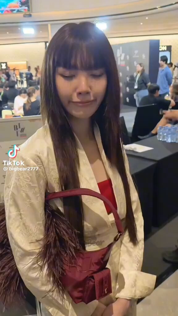 : มีคนฝากมาถามว่าขอพี่หลิงได้มั่ยอะ? ออม : ไม่! วอนดาราหยุดคิดแปปนึงได้ปะ ตอบทันทีแบบไม่คิดเลย ของใครคะหนู 555555555555555555555555555555 #SiamParagonBIFW2026xOrm