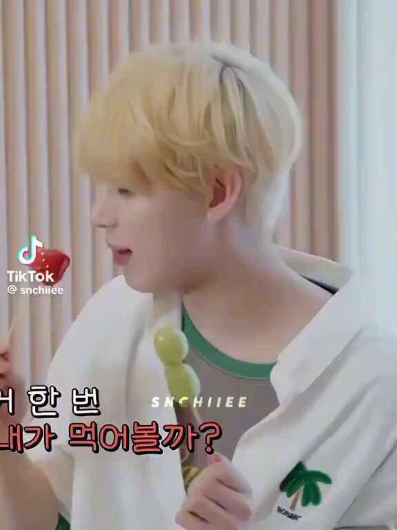 형아를 이렇게 쳐다보는데 아무래도....