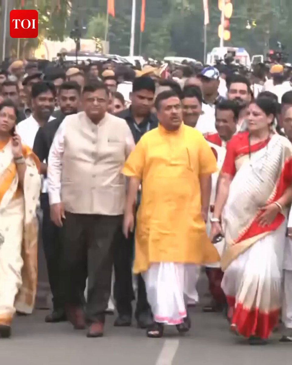 #Watch | West Bengal Chief Minister Suvendu Adhikari, accompanied by other ministers, arrives at Eden Gardens in Kolkata for the Durga Puja celebrations. 🙏 Catch every update on the TOI App 👉 #SuvenduAdhikari #DurgaPuja #EdenGardens #Kolkata #WestBengal