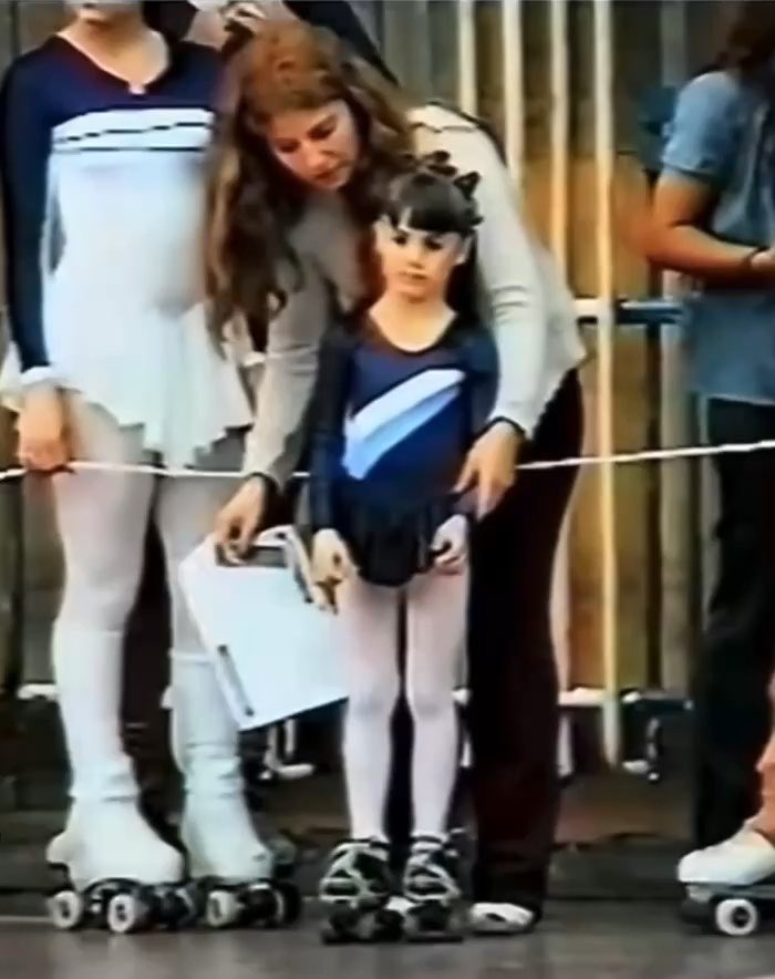 chicos el video de mini lali patinando con el sonido original la bomba de ricky martin lo hace aún más tierno 🥹❤️ no se pierdan esto