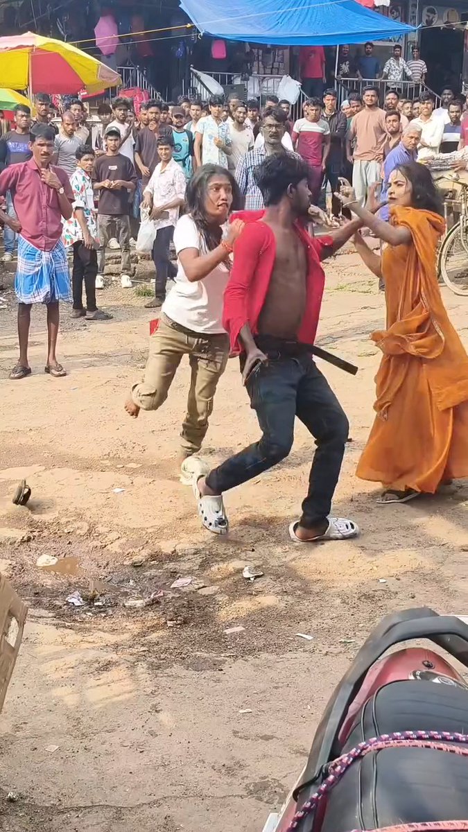 2 लड़कियों ने लड़के को पेल दिया लड़का छेड़खानी कर रहा था