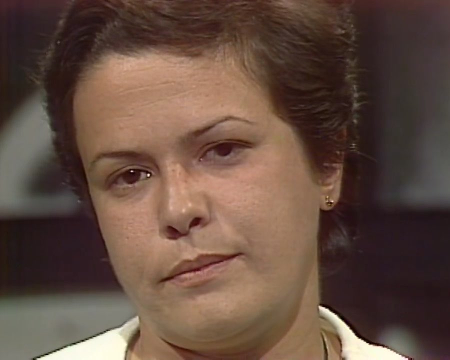 -elis, naquela sua gravação ‘querelas do brasil, você diz que o braZil está matando o braSil… que história é essa? -eu gostaria que você lesse o jornal