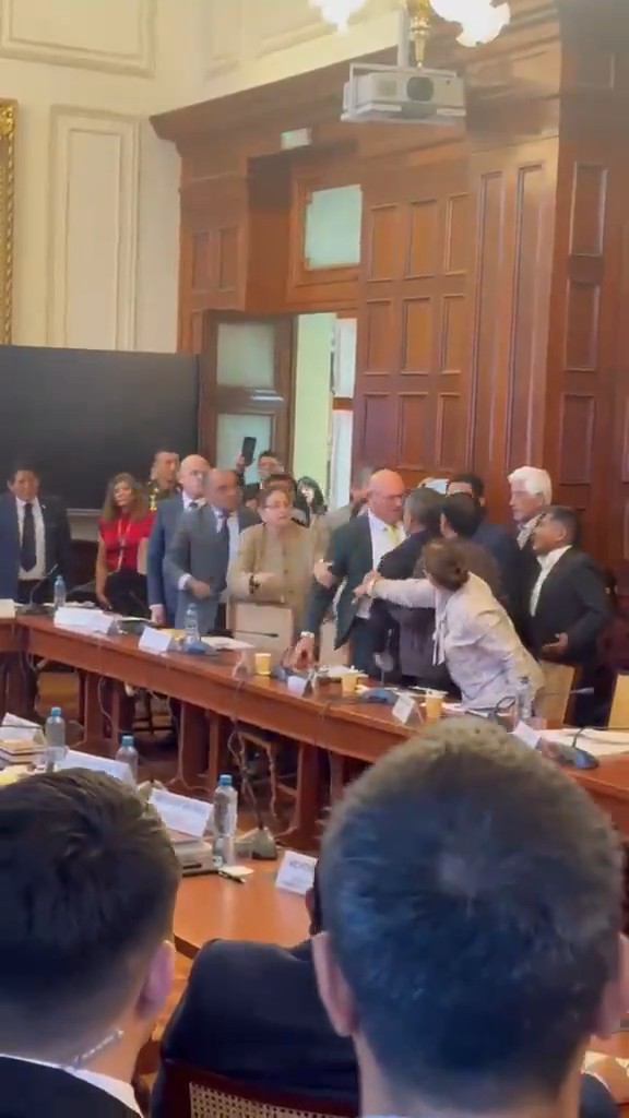 El exmarino y ahora senador de Renovación Popular, Francisco Giampietri, hizo temblar al terrorista Iber Maraví, casi se lo lleva de encuentro.