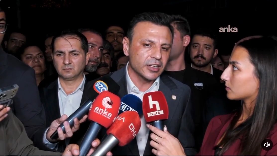 Milletimizin helal oylarıyla seçilmiş Eyüpsultan Belediye Başkanımız Mithat Bülent Özmen’in haksız hukuksuz tutukluğunun ardından yapılan başkan vekilliği seçiminde meclisin iradesi olması gerektiği gibi tecelli etti, Cafer Parlak Başkan Vekili seçildi. Baskılara, tekliflere ve teşviklere rağmen Eyüpsultan’ın iradesine sahip çıkan tüm onurlu meclis üyelerimize teşekkür ediyorum.