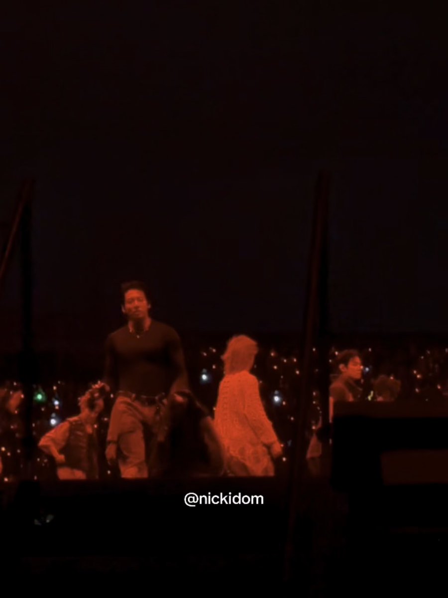 THE WAY HE TOOK OFF HIS JACKET AND THREW ON THE GROUND WAS SO HOT AND HIS WALK 🫠🔥
