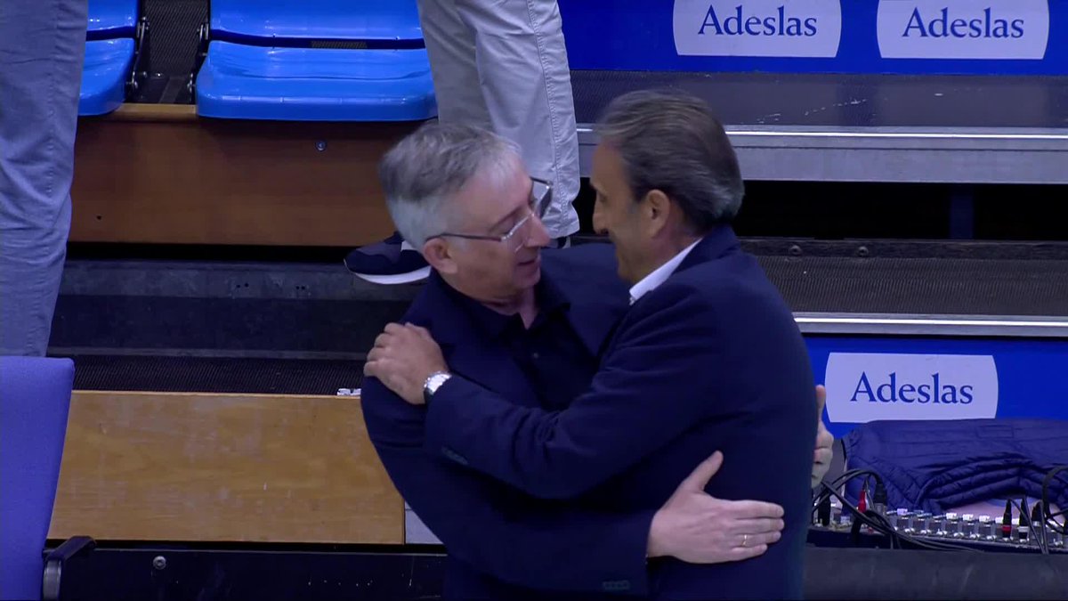 Cuánto baloncesto en un abrazo 🫂 ¡Qué dos leyendas de los banquillos, Moncho Fernández y Luis Casimiro! 👏 📺 DAZN España | #LigaEndesa | FIATC Girona | Río Breogán
