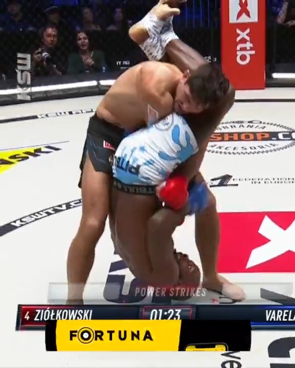 🇫🇷 Wilson Varela mange un SAAALE knockdown, reste calme, reprend ses esprits, empêche 🇵🇱 Marian Ziółkowski de taffer ou il fait aucun dégâts en étant en top position et Wilson te sort LA clé de bras. 🔥 Belle victoire pour Wilson ! #KSW122