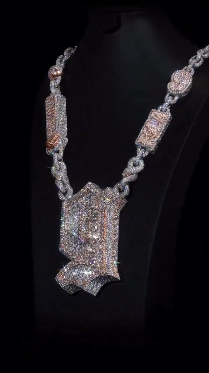 🚨 FOLA’s new custom “9” neckpiece by VC JEWELS features over 300 CARATS OF DIAMONDS 💎🥶