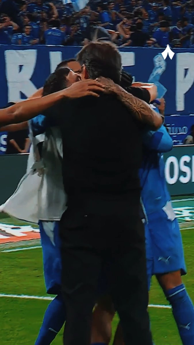 فرحة سمرفيل وإنزاغي بعد هدف الهلال الثالث . 💙