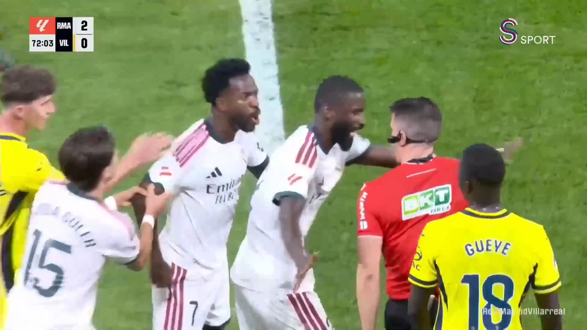 Rakibinin saçını çeken Vinicius, kırmızı kart gördü. Attığı gol iptal edildi.
