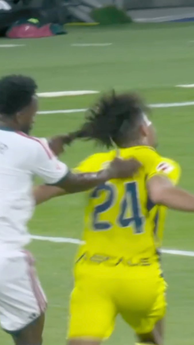 Vinicius Jr. fue expulsado del partido ante el Villarreal por una agresión previa a lo que había sido el segundo gol del Madrid 🟥😳.