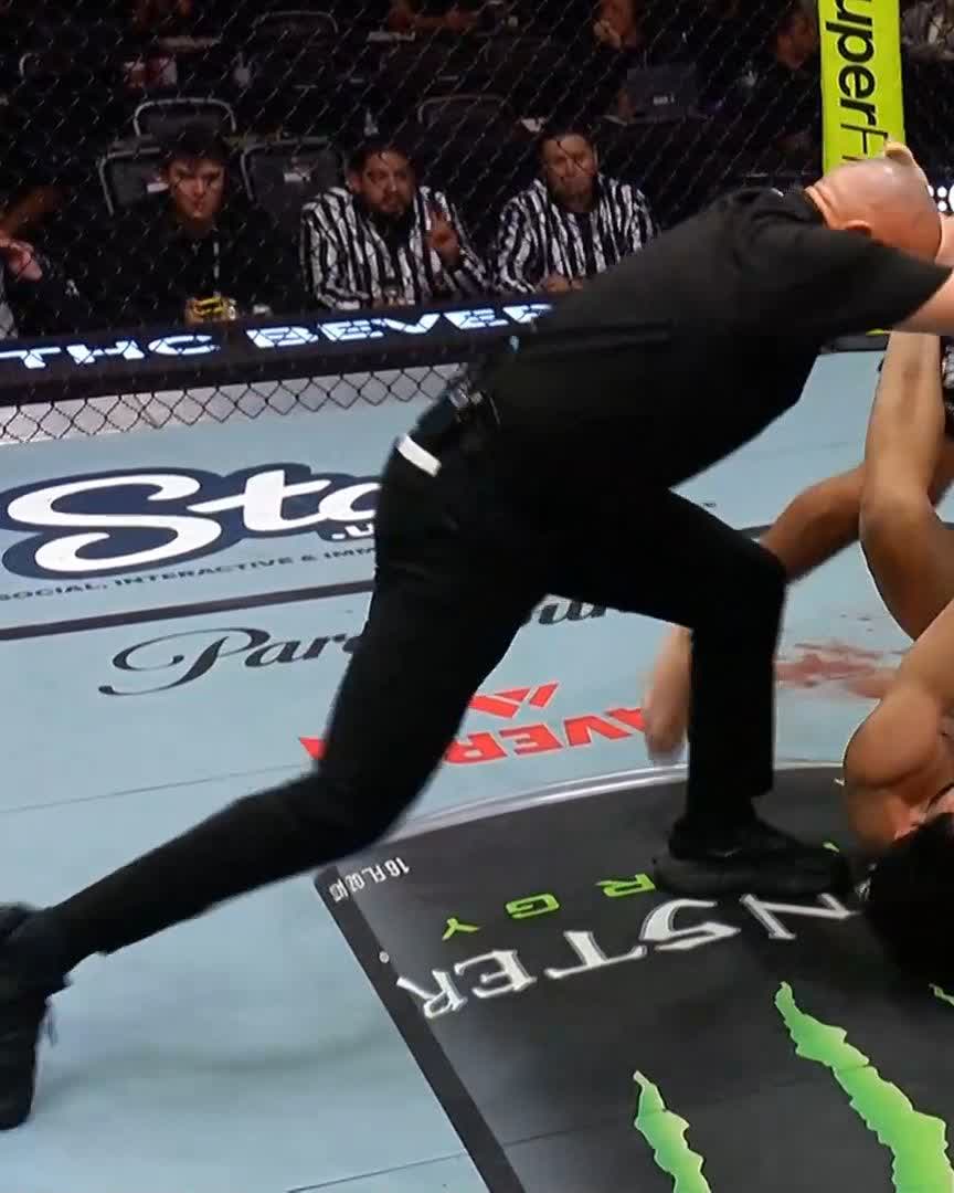 THE PRICE IS RIGHT 🫳 Niko Price got to work early and found the first-round stoppage win! [ #UFCVegas122 | LIVE NOW on @ParamountPlus ]