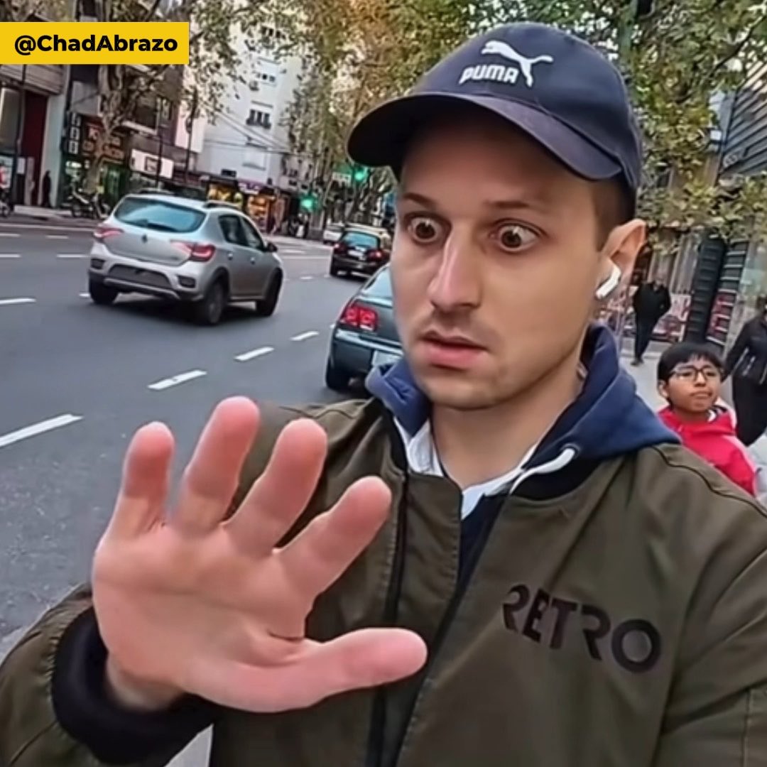 Un ciudadano alemán se sorprende al ver cómo los argentinos paran el colectivo en la calle y siente un impulso inexplicable dentro de él que lo obliga a hacerlo sin parar 👀