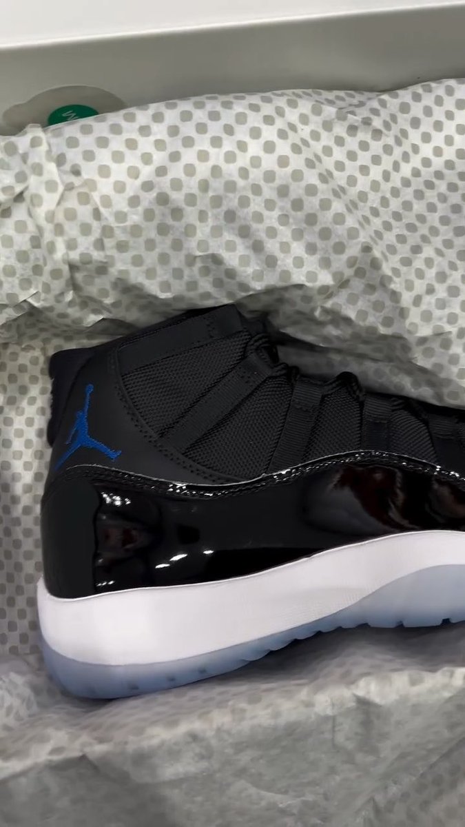UNBOXING: Air Jordan 11 “Space Jam” (2026) Releasing on December 12th. MJ face box packaging.🐰🏀🌌