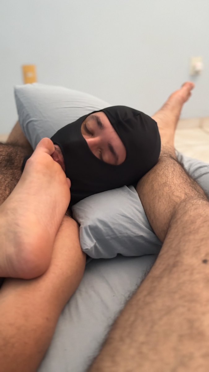 Alguns subs nasceram pra isso. Dá pra perceber. ⛓️ Some subs were born to worship. You can tell. (Part 1) #FootWorship #MaleFeet #FootDom