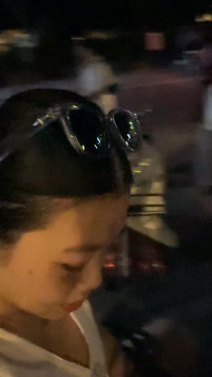 Udah masuk ke dalem club, pesen pizza pesen cocktail๐น ga nyaman trus keluar, eh tau2 lebih nyaman nongkrong di depan gelato store makan gelato sambil makan telur lilit wkwk ๐ง
