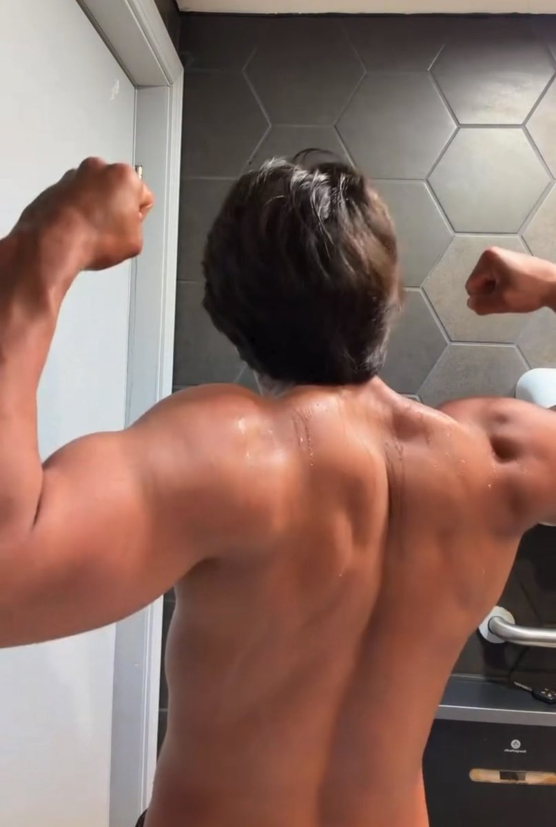 Henrry Peraza pinches movimientos morbosos se pone hacer este cabrón, bien mojado de su espaldota, brazotes enormes, seguro debe golpear, ahorcar bien duro 😈🔥 #porno #morboso #fetiche #sexo #musculoso #men #hot #gay #morbo