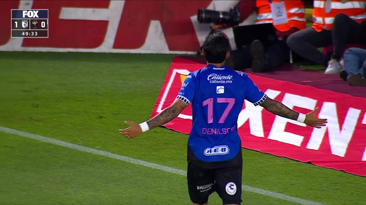 ¡Lo que juega el Gallos Blancos 🐓! 😮💨 Aquí está el segundo de los Gallos. Denilson Muñoz. 💙🖤 #LaLigaDeLaAfición✨ | #AP26 | #J11 | #QROATL