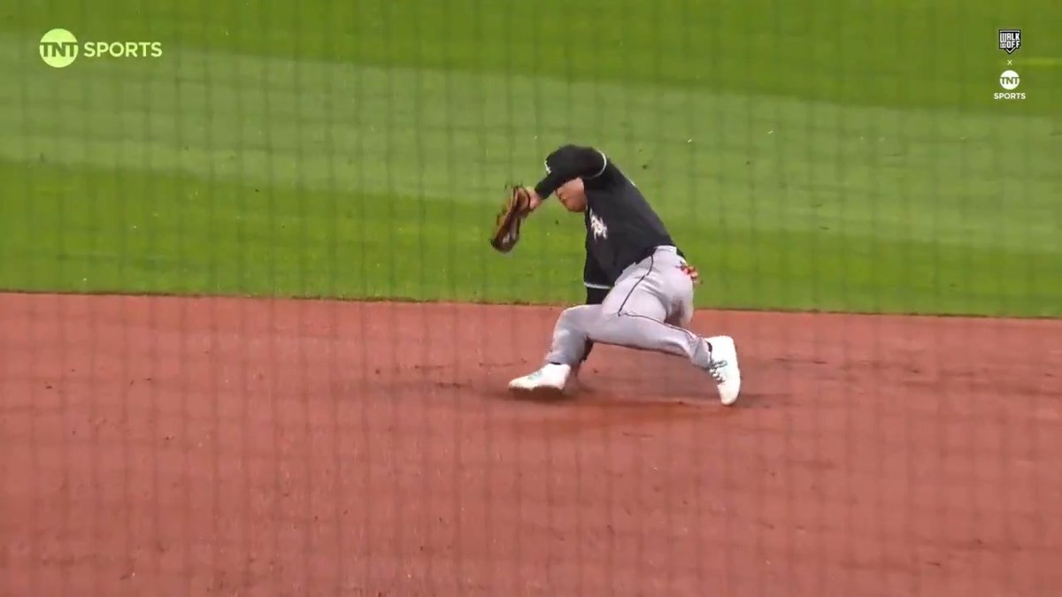 村上宗隆が好プレー！ 難しいバウンドを華麗に捌く💪 🎥B/R Walk-Off #村上宗隆