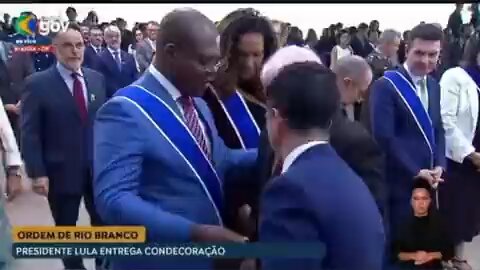 🚨JAMAIS SE ESQUEÇAM DISSO! No mesmo horário em que a FAMÍLIA de CLEZÃO estava no IML aguardando a liberação do corpo, LULA CONDECORAVA MORAES. Muita gente que aplaudiu a tirania agora finge demência e tenta se descolar! Lembre-se disso quando alguém falar em "ACORDO"...