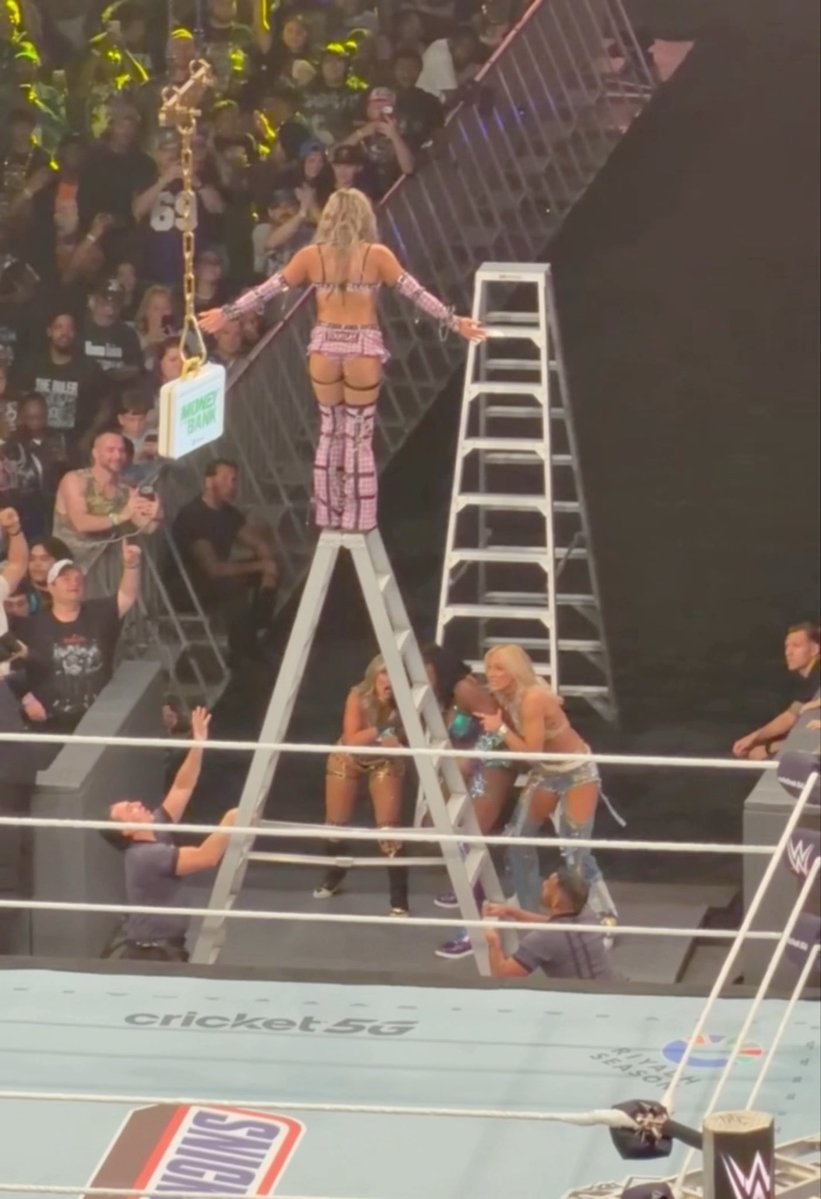 THE FACT THAT TIFFANY STRATTON FINISHED THIS MATCH AND WON IS UNREAL ONE OF THE TOUGHEST WOMEN IN THAT LOCKER ROOM 💪🏼 #MITB