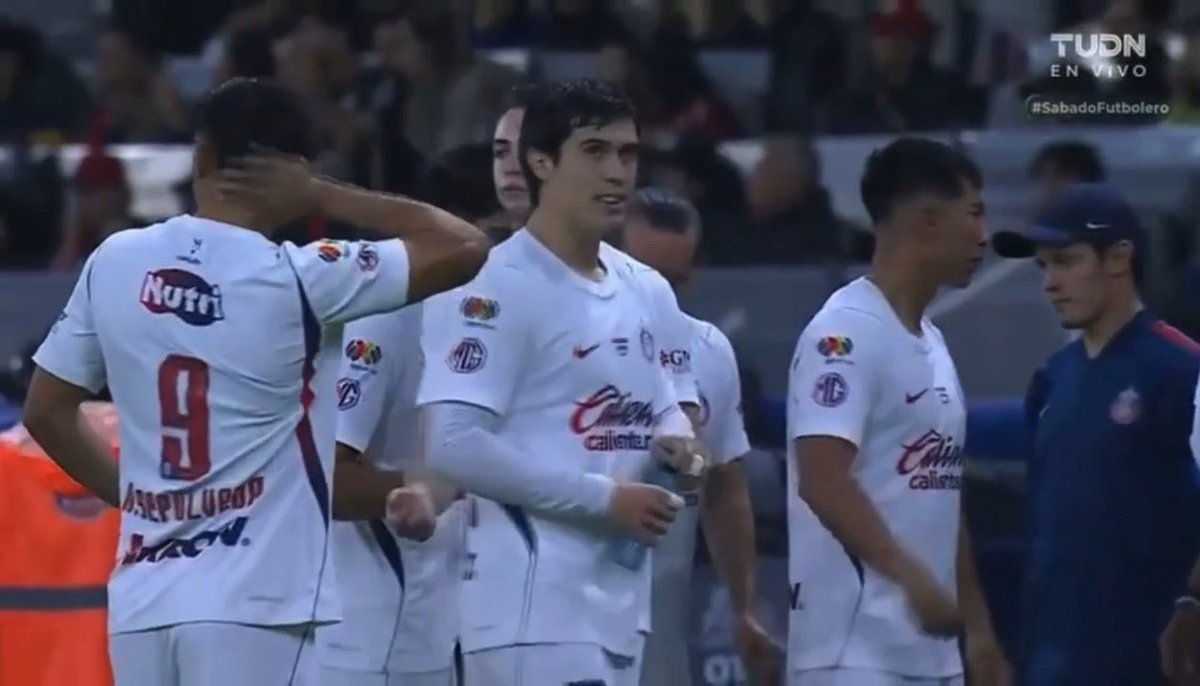 “Diego Campillo y Brian Gutiérrez con el uniforme blanco en el partido de Chivas vs Atlas” mi hijo: presente