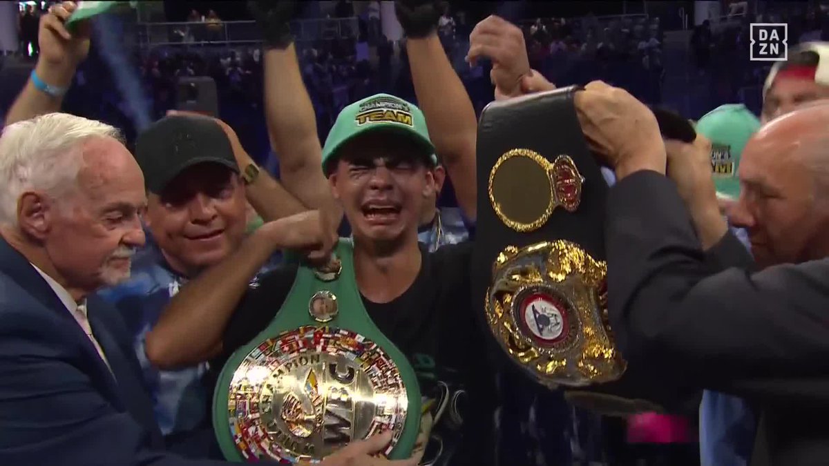 What a moment for Sergio Mendoza! 🥹 #SchofieldBahdi | Live NOW on DAZN▪️