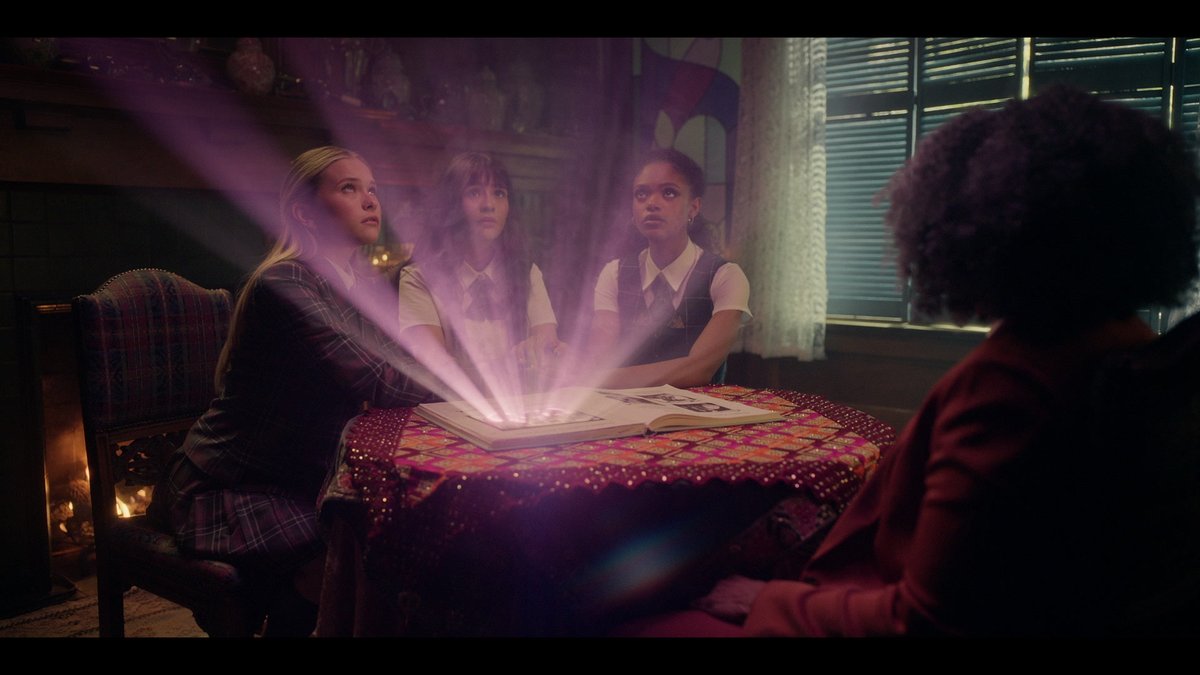 \新作シリーズ🔰日本初放送/ 『マジ魔女魔術!?#カヴェン・アカデミー』 ティーン魔女たちの修行も、友情も、恋も 謎の究明も、ヴァンパイアや闇の力との 戦いも…すべてが青春🕯 ―#カヴェン なら無敵✦*:・゚ 10月12日(月·祝)夜8時 放送スタート🚩 #ディズニー・チャンネル よりお届け▶️