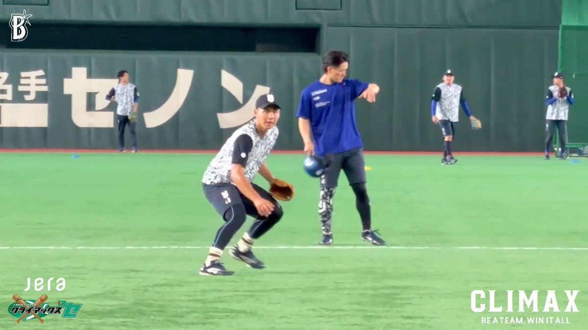 昨日勝負所で好守を見せた #成瀬脩人 選手🌟 本日も軽快な動きを披露!🙌 #藤田一也 コーチ #東京ドーム #JERAクライマックスセ #CLIMAX #baystars