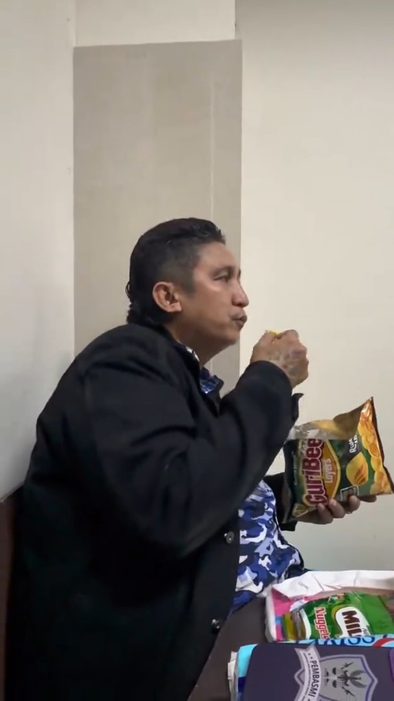 Firdaus anjeng ada dosen nerangin lu malah makan chiki, apa dosennya segan ya sama dia? 😅🤣