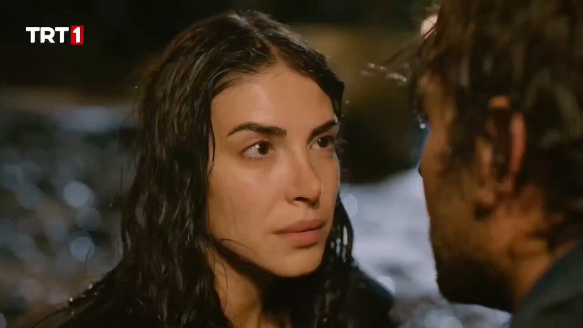net bi şekilde öpüşeyazmaları çok hoşuma gitti bu arada...evet esdil her zaman böyle olan ateşli bi çift de burda baya yeltendiler yani..ulden de dehşet iyi oynamış alev aldık, üç harfli kanala devrim midir hocam