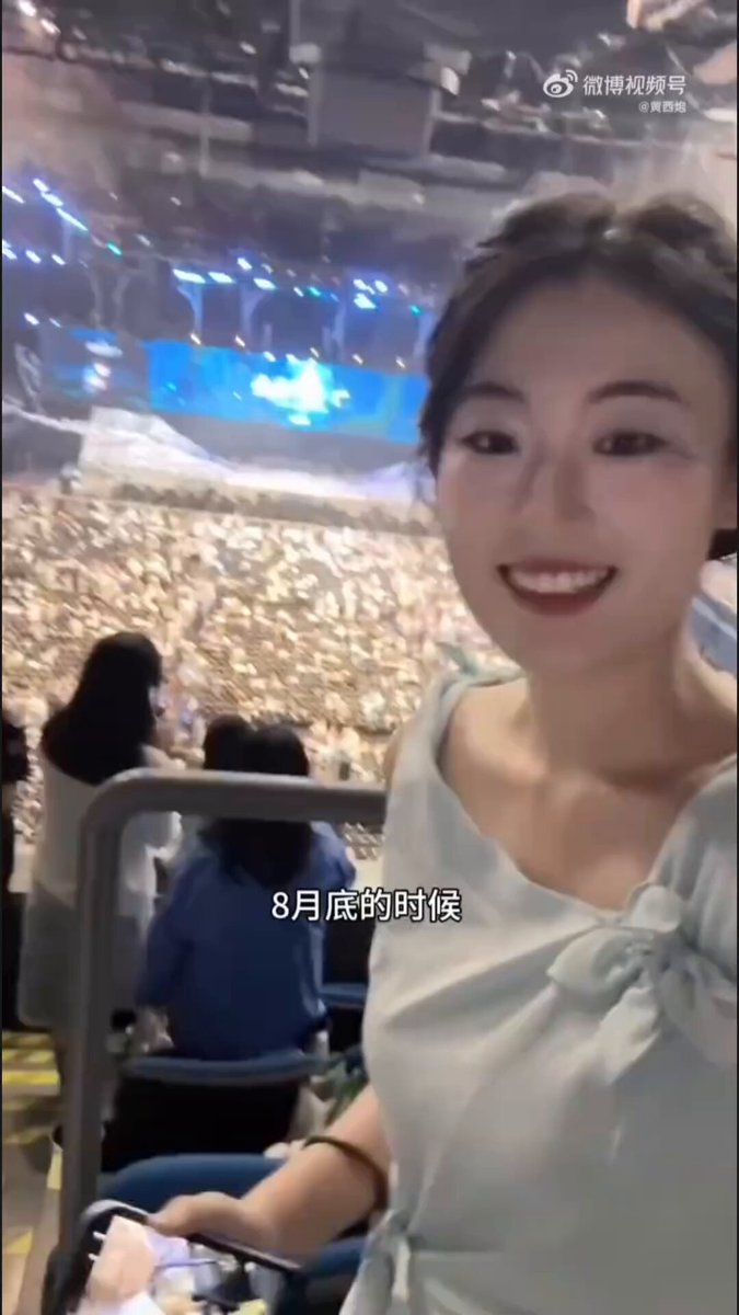11400块，就买了两张演唱会最远看台的票。 不得不感叹，追星的消费市场是真厉害。 我从来没追过星，不会舍得花这么大价钱去看。 换作是你，愿意为追星花上万买票吗？