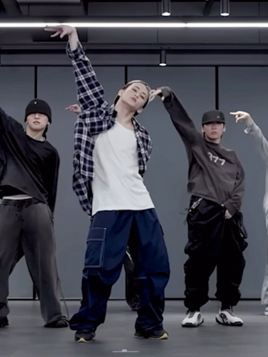 this dance part is HOT AF